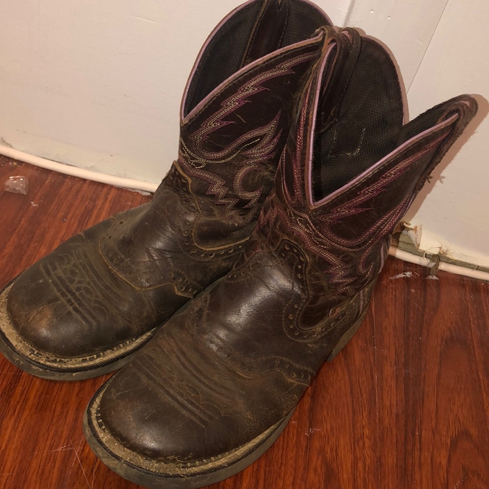 Women’s size 7 1/2 Justin Cowgirl Boots.